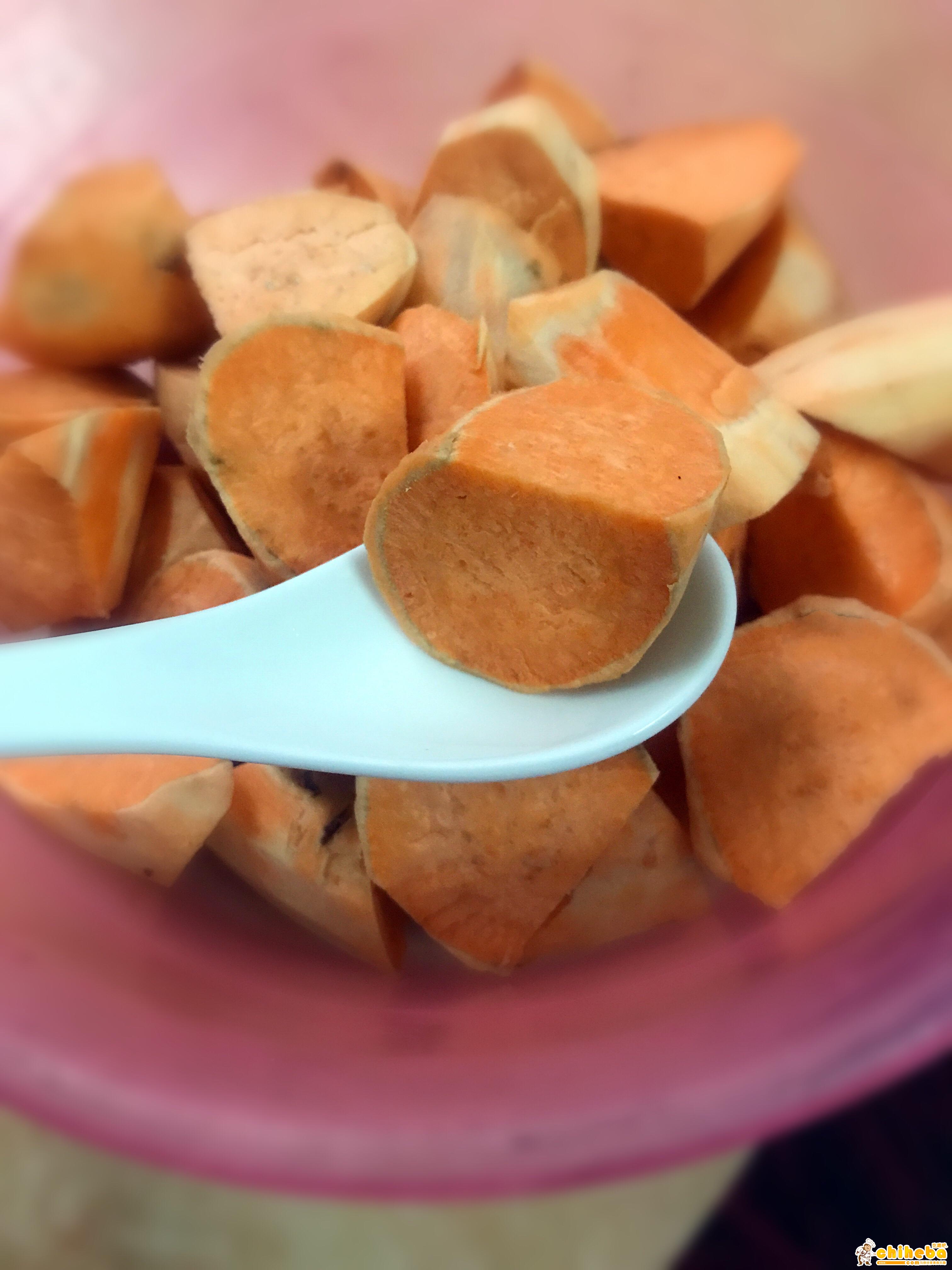 潮州小吃--红薯鹌鹑蛋的做法 步骤1